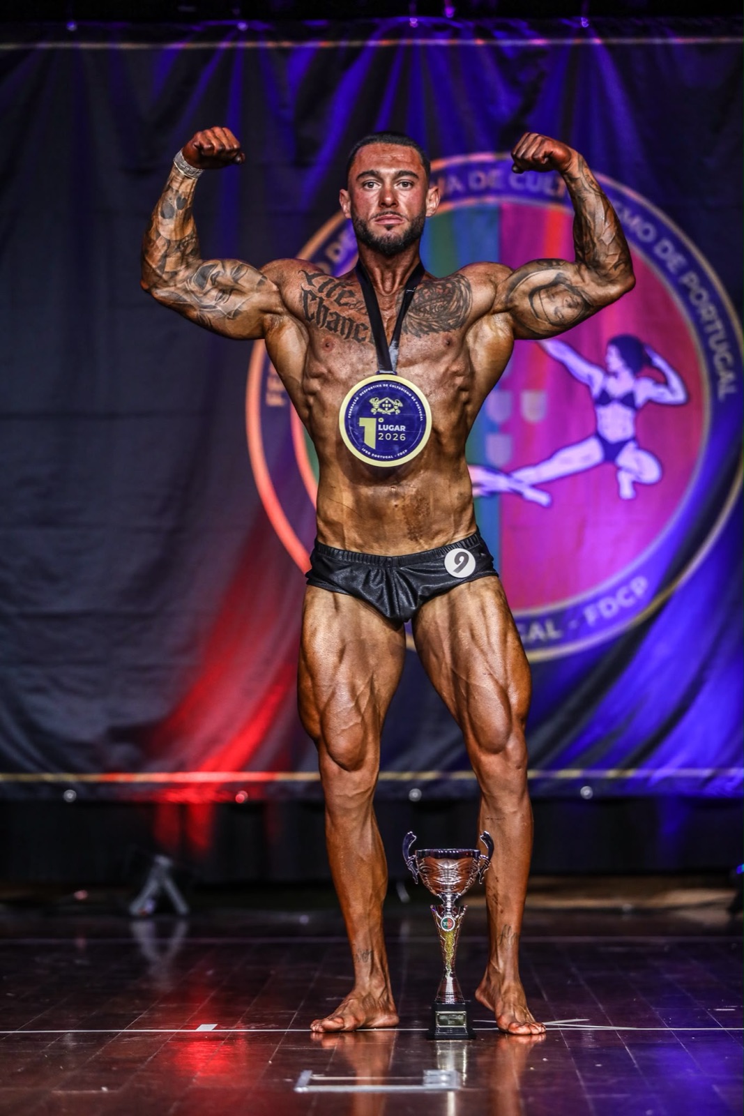Pedro Cunha em palco com medalha de primeiro lugar